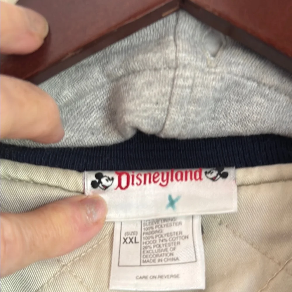 Detachable hood, this coat is in great shape! - Picture 2 of 8
